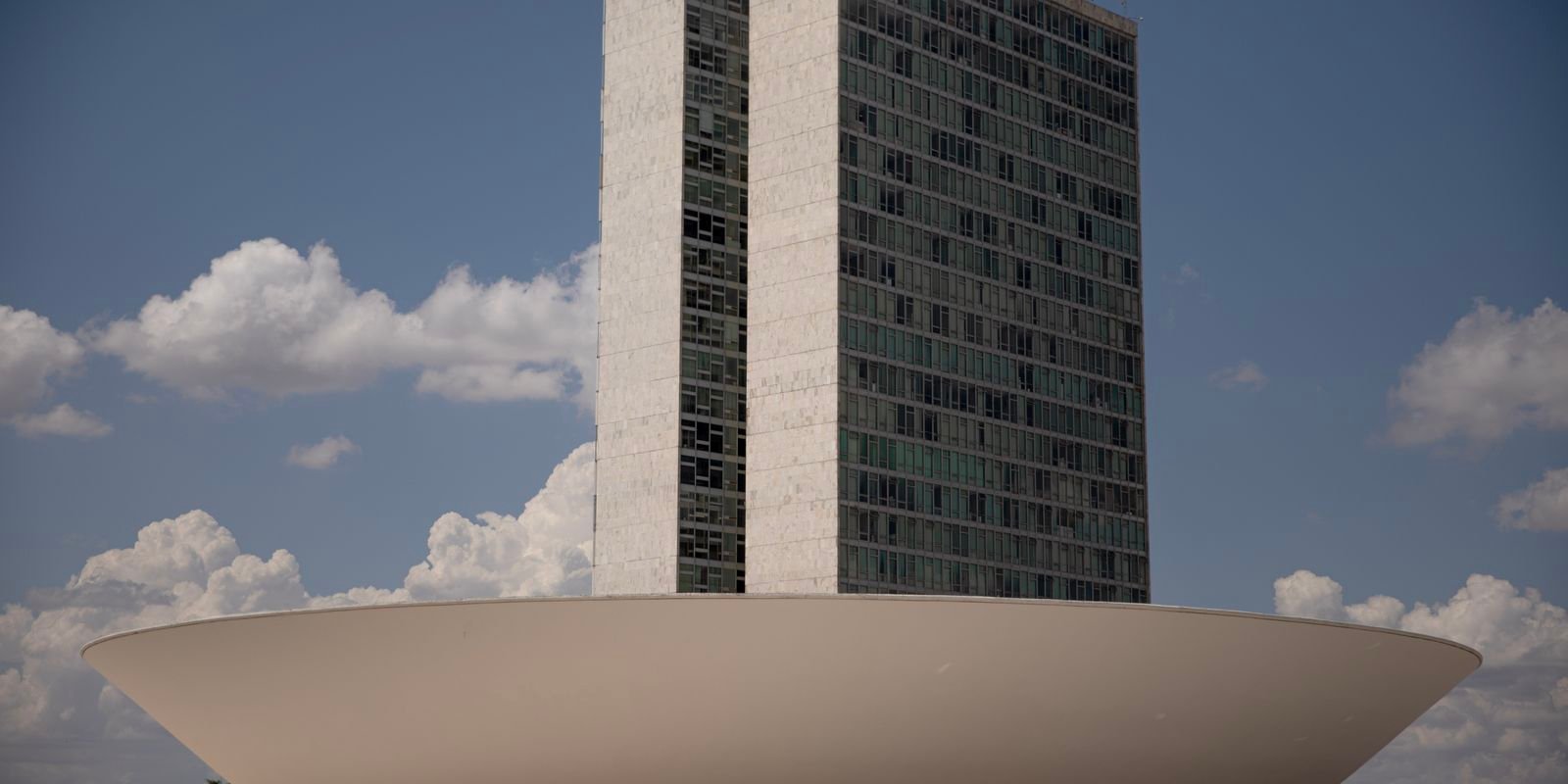 Câmara aprova pena para quem divulgar imagens de nudez geradas por IA 3 ja 0377