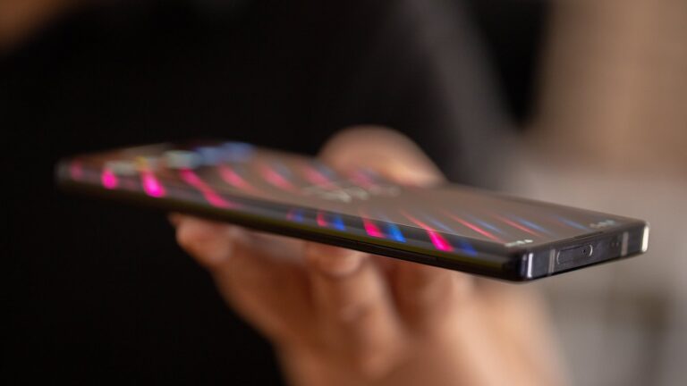 Entenda as Diferenças entre Telas de Smartphones 60 AndroidPIT Motorola Edge side hand w1400h788
