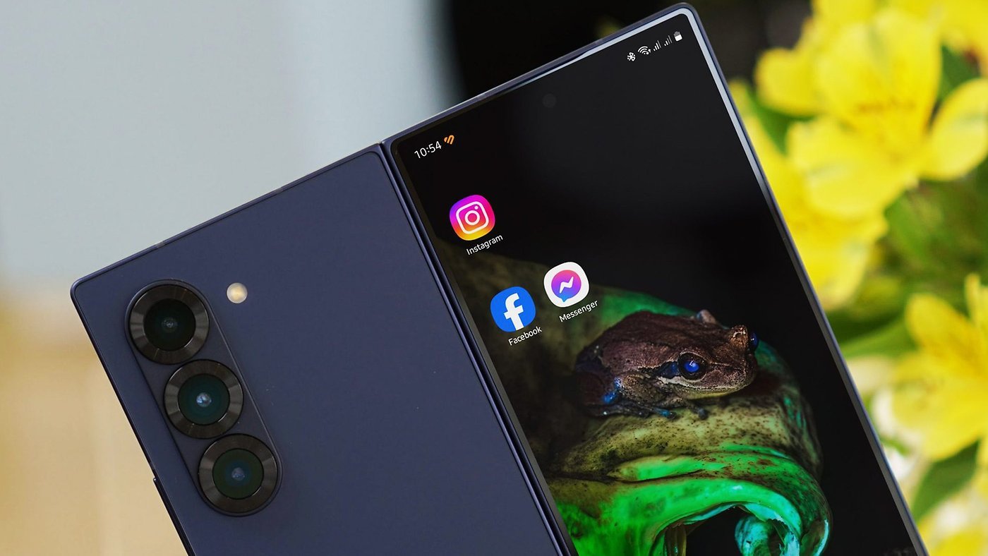 Facebook app with Messenger and Instragram on a smartphone w1400h788