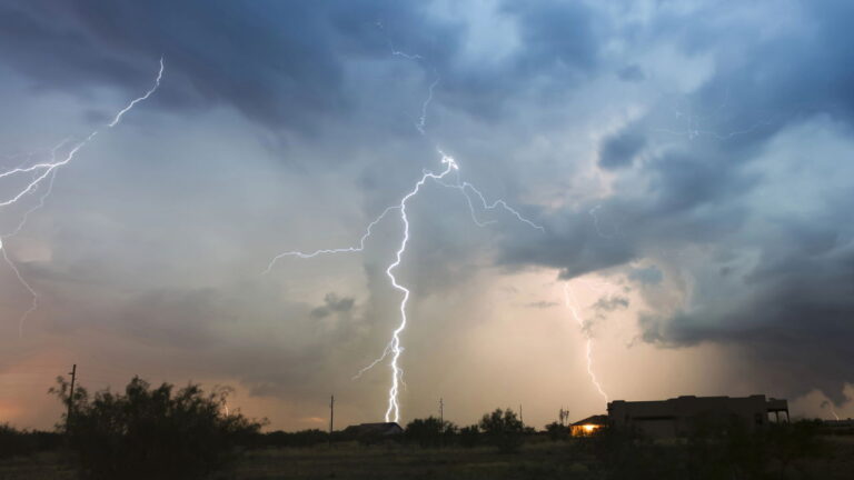 Esse erro comum em dias de tempestade pode queimar todos os seus eletrônicos 28 tempestades 1744946621263