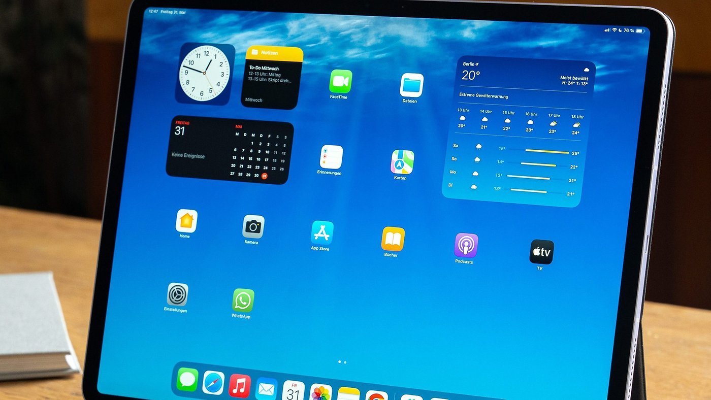 Apple iPad Air 2024 with Apple Apps WhatsApp Camera Safari w1400h788