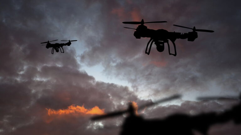 Japão desenvolve drones com cabo condutor que atrai e desvia raios para locais seguros 24 drones 1746626116758