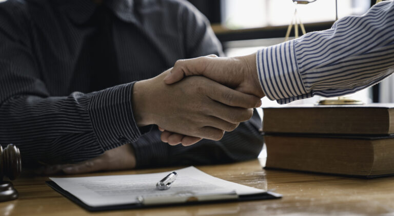Golpe do falso advogado? OAB lança ConfirmADV, plataforma para evitar fraudes; aprenda a usar 12 lawyers shake hands with business people to seal a 2025 02 18 04 07 40 utc scaled