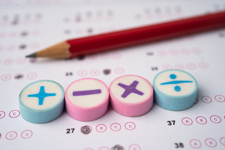 Projetos de ensino utilizam a matemática como ferramenta para promover inclusão social 42 math symbol and pencil on answer sheet background 2025 02 24 14 32 23 utc scaled