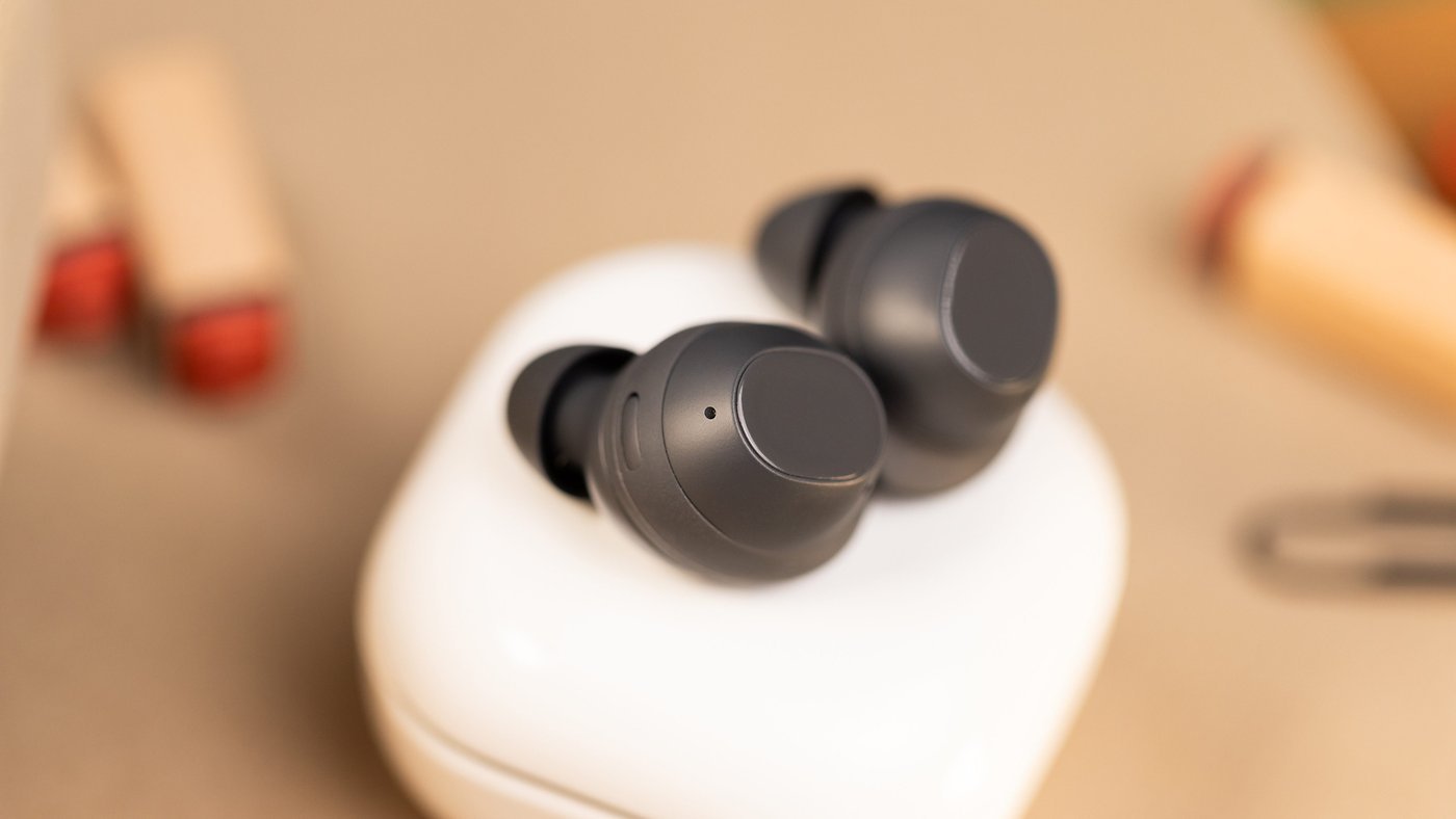nextpit Samsung Galaxy Buds FE on Case w1400h788