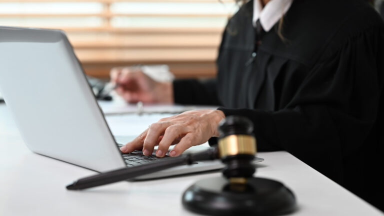 Inteligência artificial ganha protagonismo no STF e TJAM para acelerar decisões judiciais 53 senior female lawyer reading judiciary law documen 2024 12 02 05 49 44 utc scaled