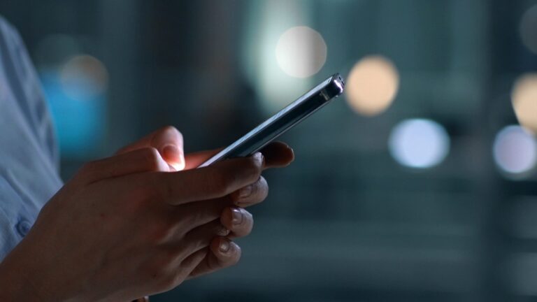Malware Detectado Pré-Instalado em Celulares 53 smartphone hand w1400h788