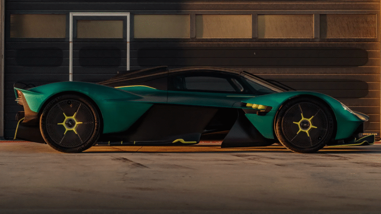 O que acontece quando um carro de rua enfrenta um carro de formula 1? 1 Design Desktop resized