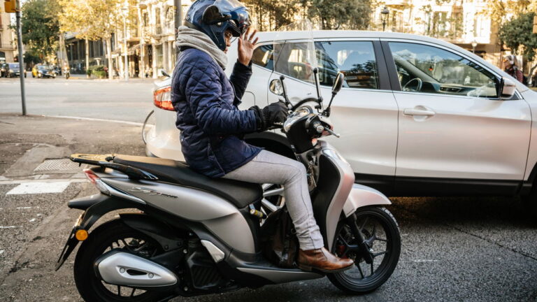 Moto ou carro? Saiba qual combina mais com seu estilo de vida 48 carro e moto 1749578118263