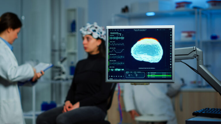 Usuários de ChatGPT têm menor nível de engajamento cerebral, aponta estudo 48 neurologist doctor analysing nervous system using 2025 02 19 21 38 57 utc scaled