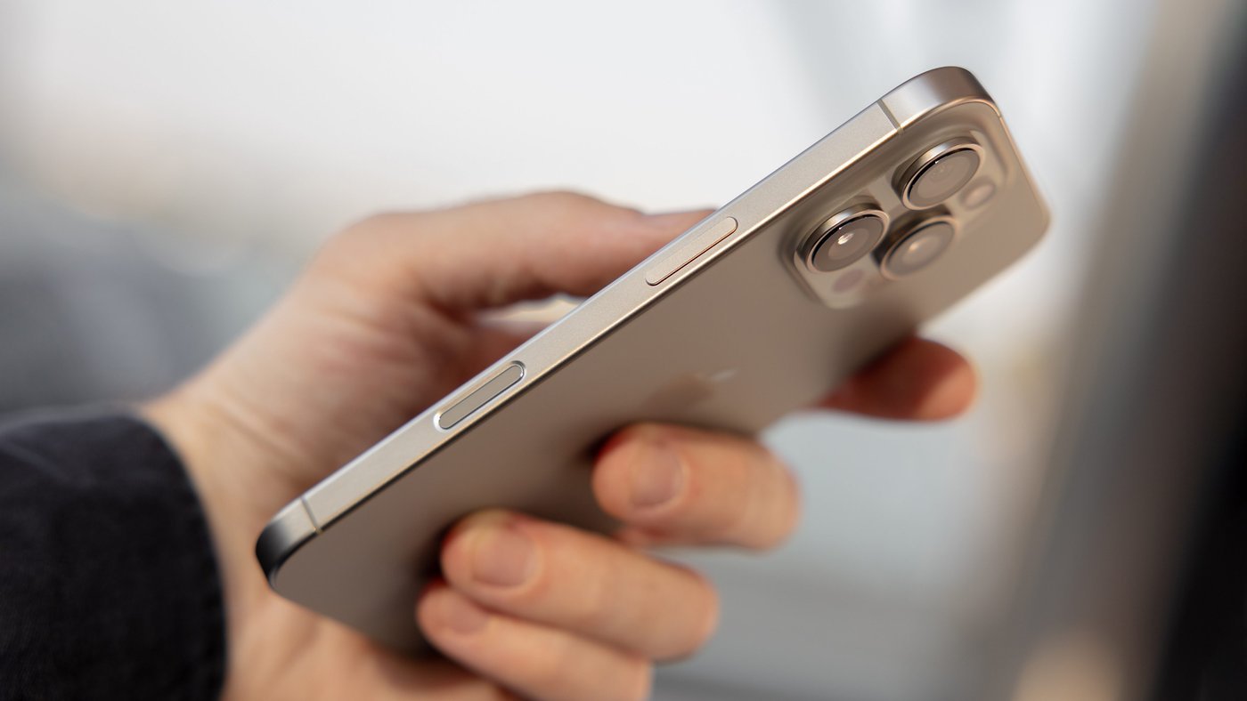 nextpit iPhone 16 Pro Hands On Side w1400h788