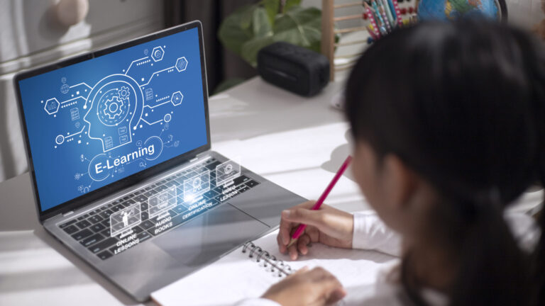 descubra como usar a Inteligência Artificial como aliada nos estudos 17 education technology concept schoolgirl learning 2025 02 14 19 25 30 utc scaled