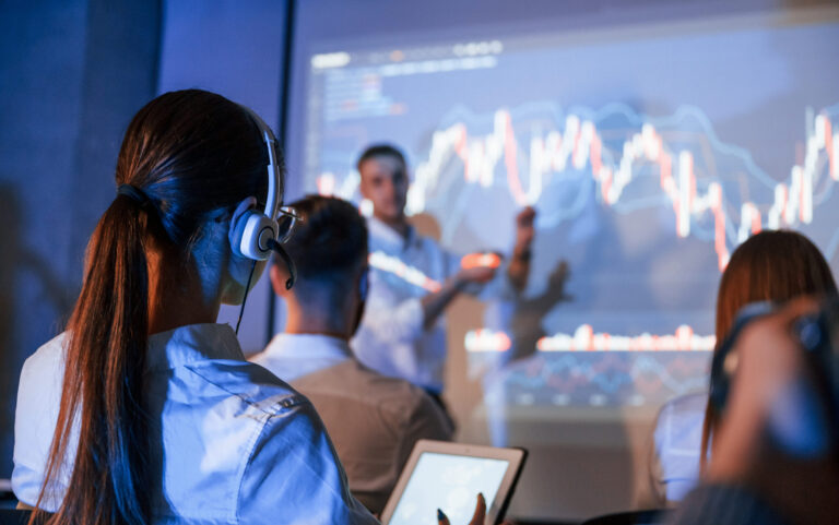 CIEE oferece capacitação online para universitários interessados no mercado financeiro 12 male leader talking to employees showing the plan 2025 03 18 20 56 06 utc scaled
