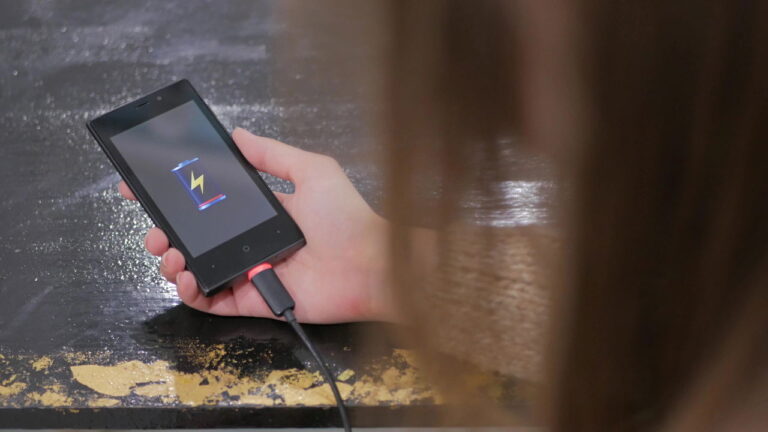 As 3 melhores soluções de carregamento sem fio para 2025 5 Celular carregando 1756228634186