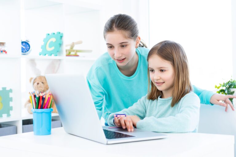 ChatGPT se consolida como recurso em tarefas de adolescentes, indica pesquisa 4 happy girls working on computer 2025 03 09 23 13 21 utc scaled