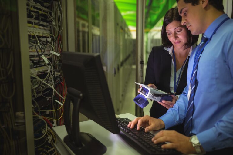 Brasil lidera mercado de TI na América Latina com forte crescimento em 2024 3 technicians using digital cable analyzer while wor 2025 04 05 02 32 05 utc scaled