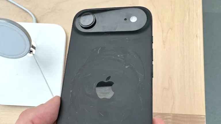 Apple culpa carregadores MagSafe em loja por riscos nos modelos de exposição do iPhone 17 Pro 31 iphone17pro riscos carregador.webp