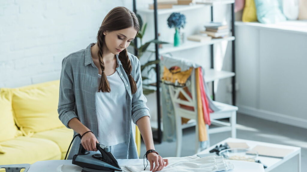 Como tirar cheiro de roupa com o ferro de passar sem lavar nem molhar 8 ferro de passar 1759258174203