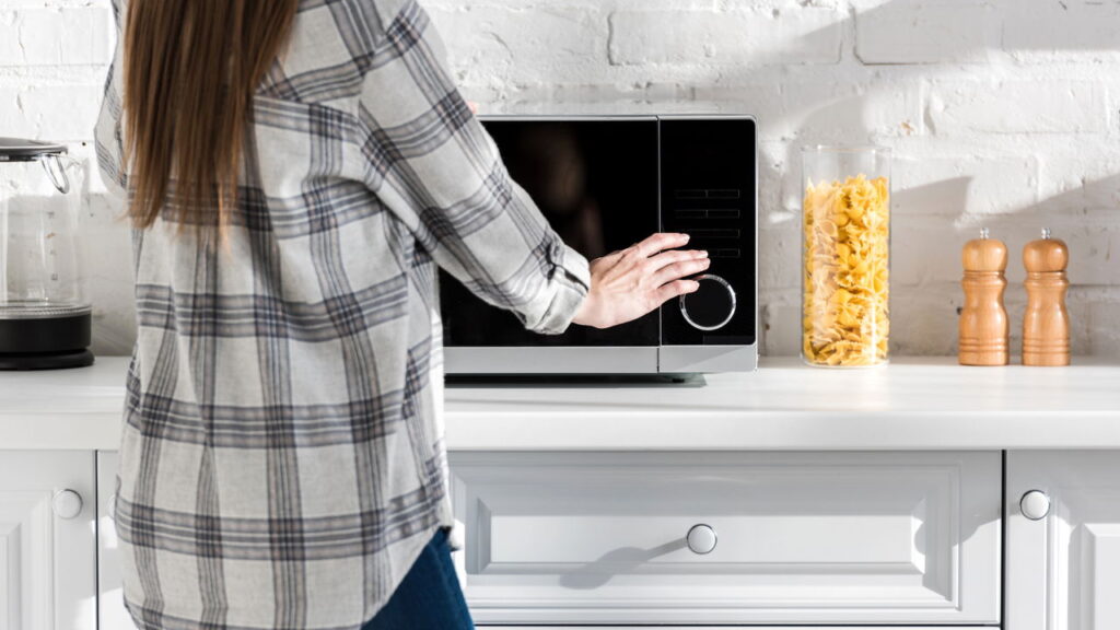 Seu micro-ondas pode ser mais seguro e eficaz com essas dicas 6 micro ondas 1759536340715
