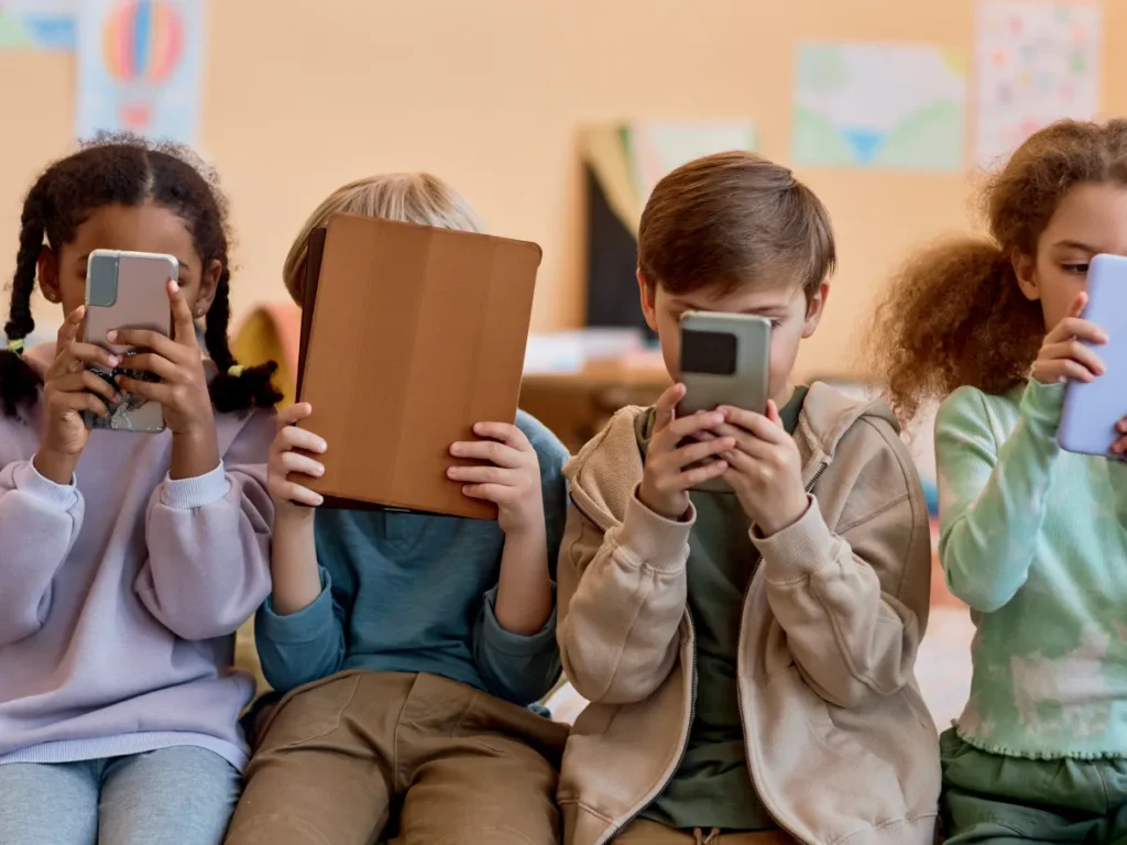 crianças recebem celulares mais tarde, mas uso cresce entre adolescentes 5 GettyImages 1495695647.jpg.webp