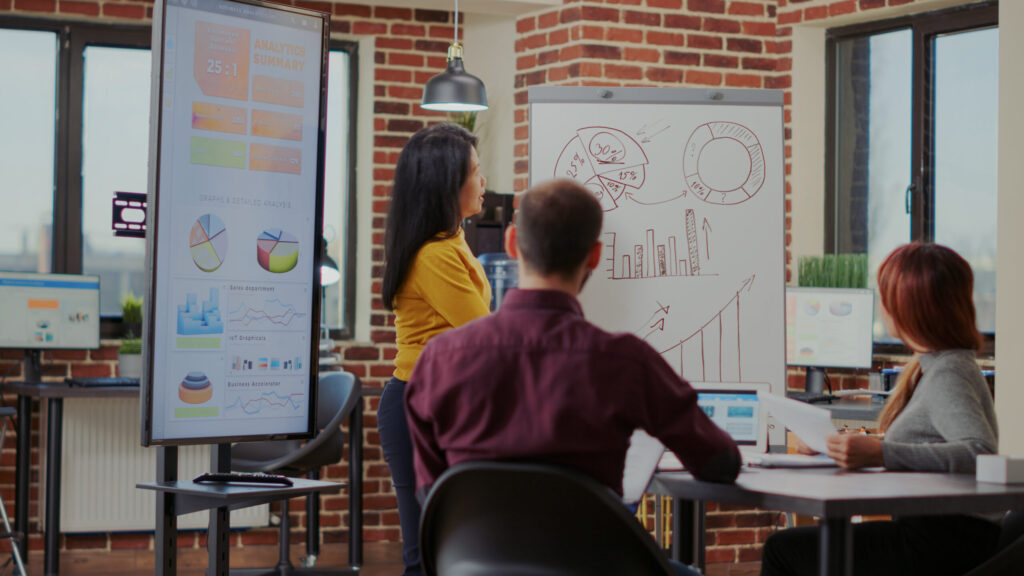 Fintechs socioambientais se consolidam como campo de inovação com impacto no Brasil 3 diverse team of colleagues listening to business p 2025 02 20 06 04 41 utc scaled