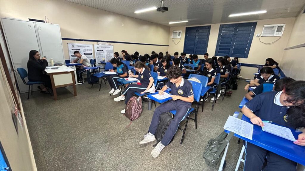 Fapeam lança programa inédito para apoiar estudantes em olimpíadas científicas 7 sala de aula escola estadual