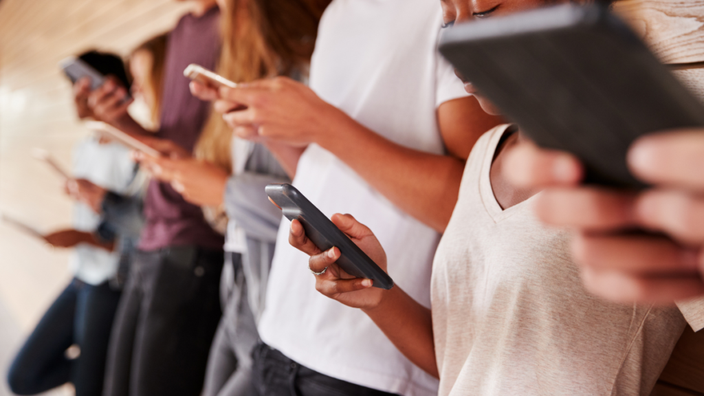 Austrália inicia bloqueio de redes sociais para menores de 16 anos e vira experimento mundial 4 adolescentes usando celular