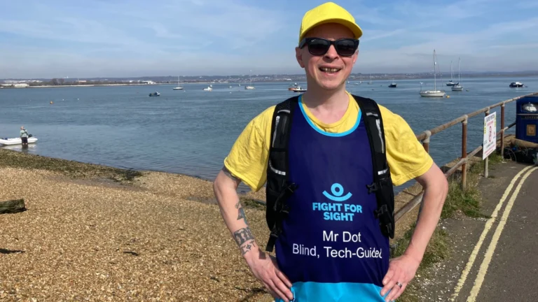 Corredor cego vai enfrentar uma maratona com óculos de IA num “primeiro mundial” 13 invisual oculos ia 00.webp