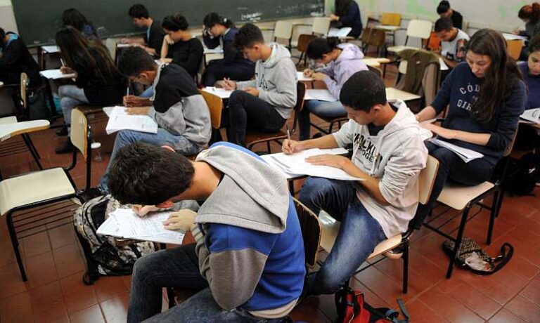 Enem terá inscrição automática para alunos do 3º ano da rede pública 53 1779206501 estudantes simulado do enem Gabriel Jabur AgBrasilia