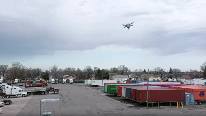 Imagem de drone a descobrir estacionamento para os camiões