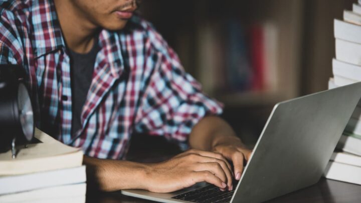 Faculdade de Direito proíbe portáteis e telemóveis nas aulas para travar a IA 3 Estudante/aluno no PC
