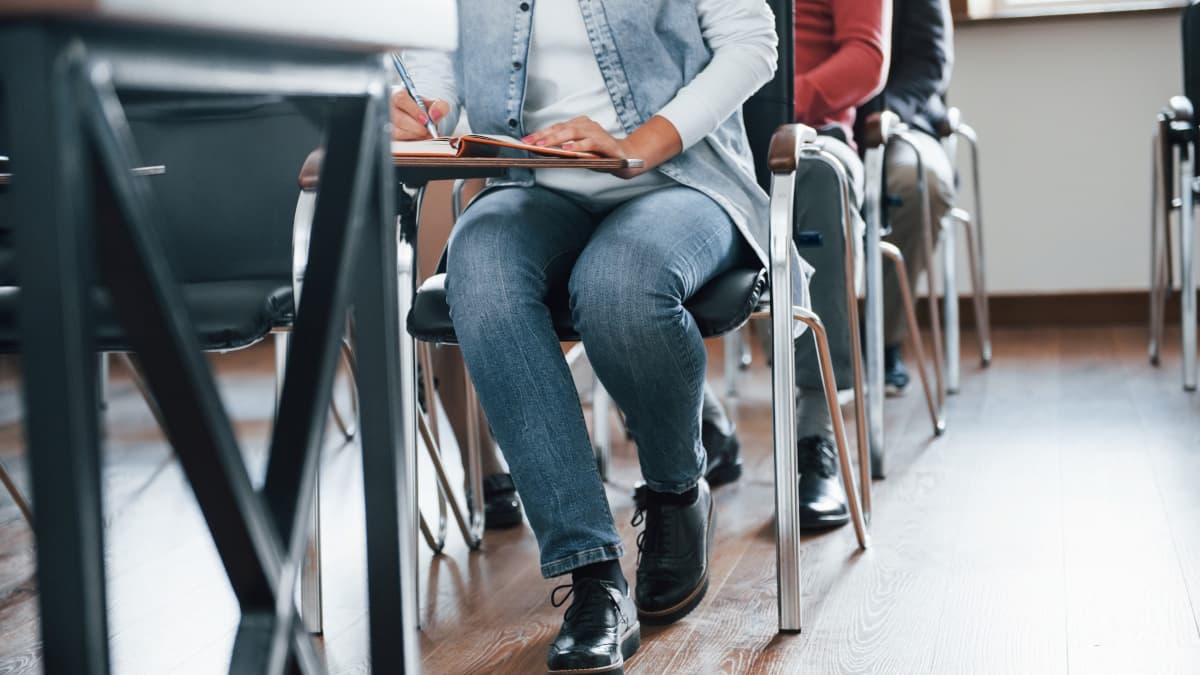 Faculdade de Direito proíbe portáteis e telemóveis nas aulas para travar a IA 1 Faculdade de Direito proíbe portáteis e telemóveis nas aulas para travar a IA
