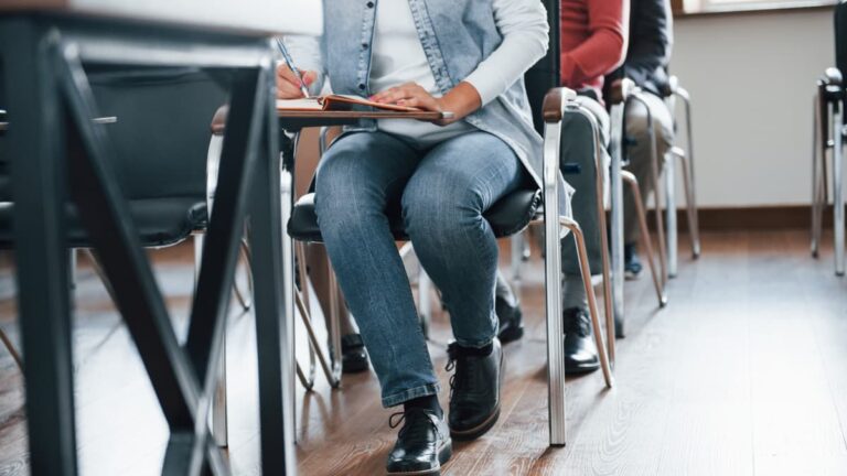 Faculdade de Direito proíbe portáteis e telemóveis nas aulas para travar a IA 1 saladeaula estudantes 1