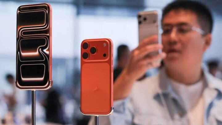 Vários iPhones em exposição numa loja, representando o ato de comprar um dispositivo