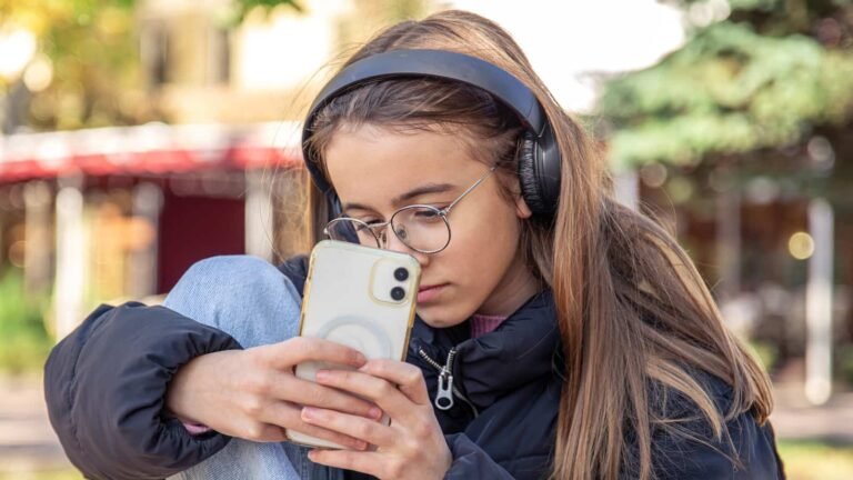 OpenAI lança ChatGPT para adolescentes: menos humano e mais controlo para os pais 17 adolescente redes sociais