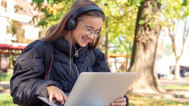 estudante jovem computador pc 1 1
