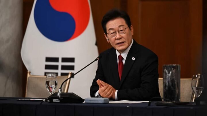 Pela primeira vez, um país vai pagar serviços de IA a todos os seus cidadãos 4 O presidente sul-coreano Lee Jae Myung a discursar durante uma mesa-redonda empresarial entre a Coreia do Sul e os Estados Unidos, em Washington.