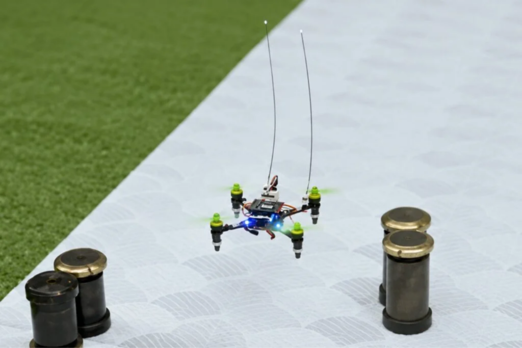 1790434034 109 O drone que usa bigodes para encontrar o caminho em