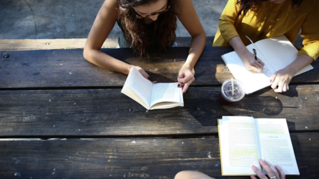 Jovens estão lendo pior — e especialistas temem efeitos sobre ansiedade e solidão