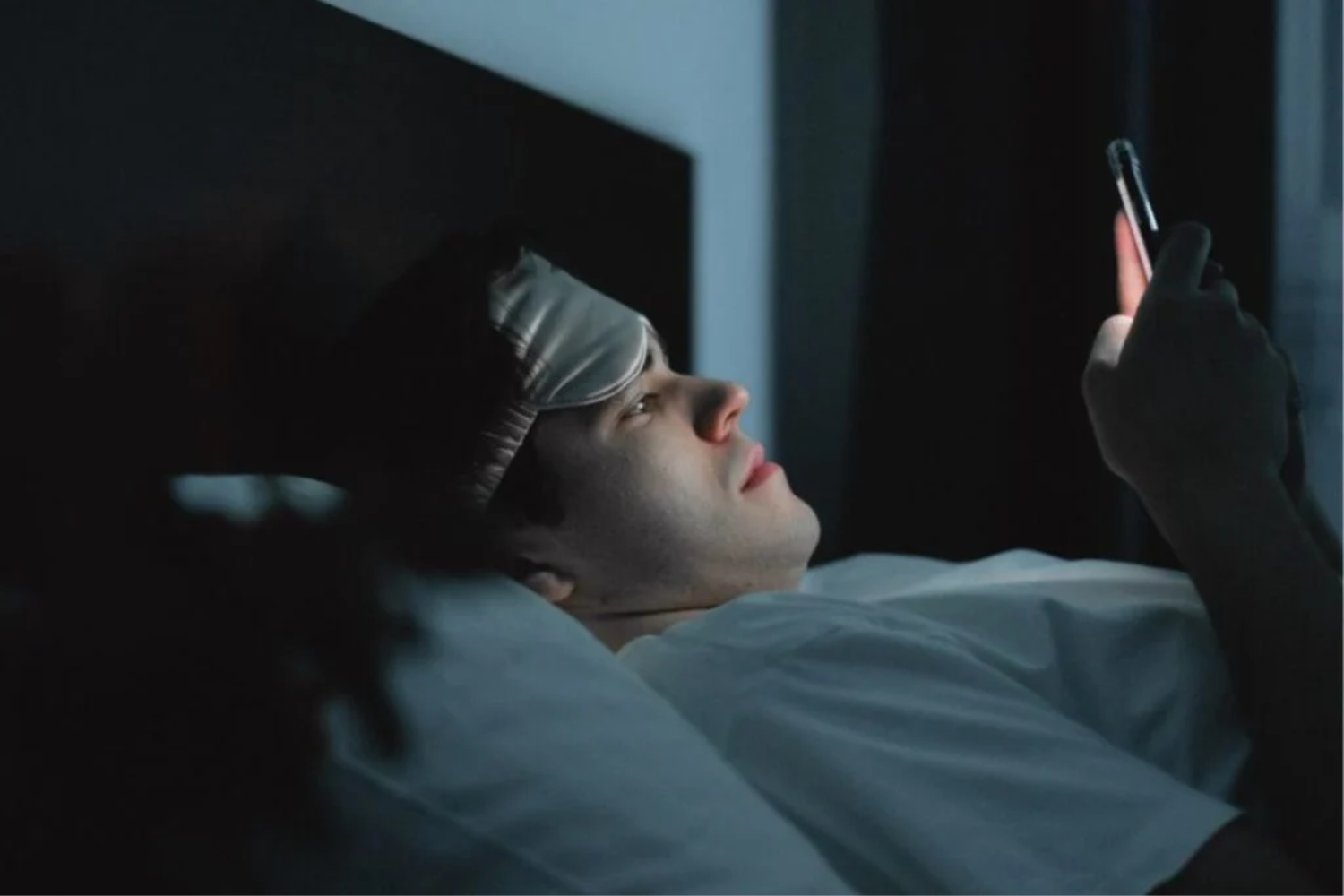 Celular antes de dormir pode atrapalhar o sono — e a luz azul é só parte da discussão 3 Uso Das Telas