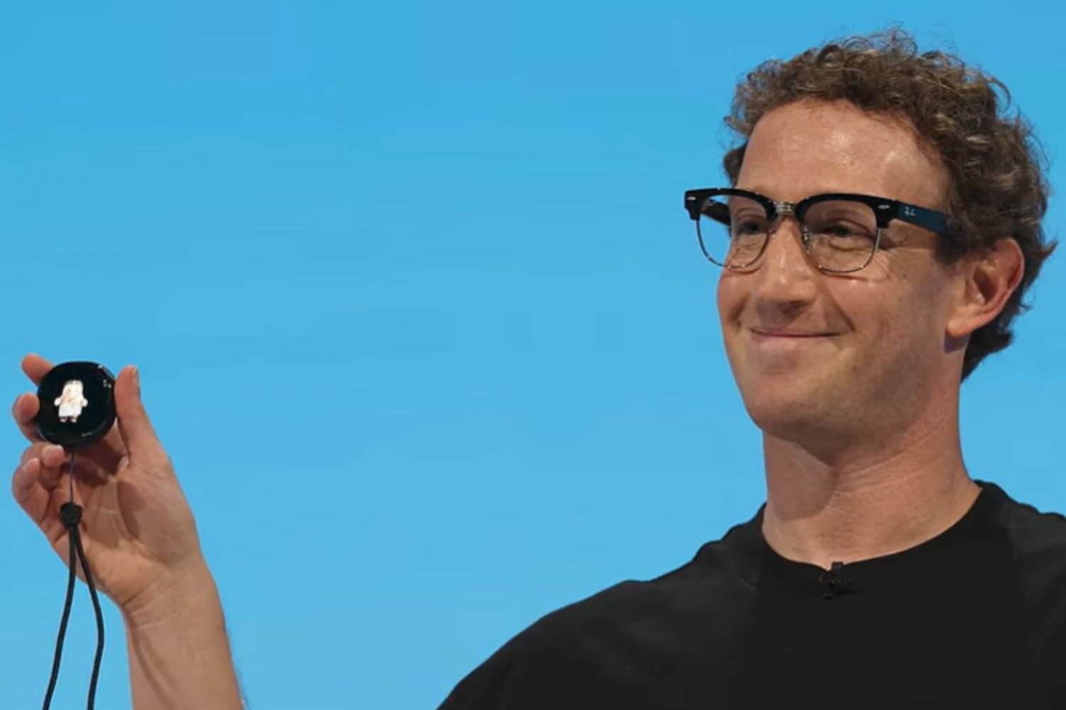 Zuckerberg aprovou lançamento da IA da Meta apesar de alertas de segurança, diz reportagem 4 Mark Zuckerberg tirou do bolso um pequeno aparelho que revela como a Meta imagina a vida depois do smartphone