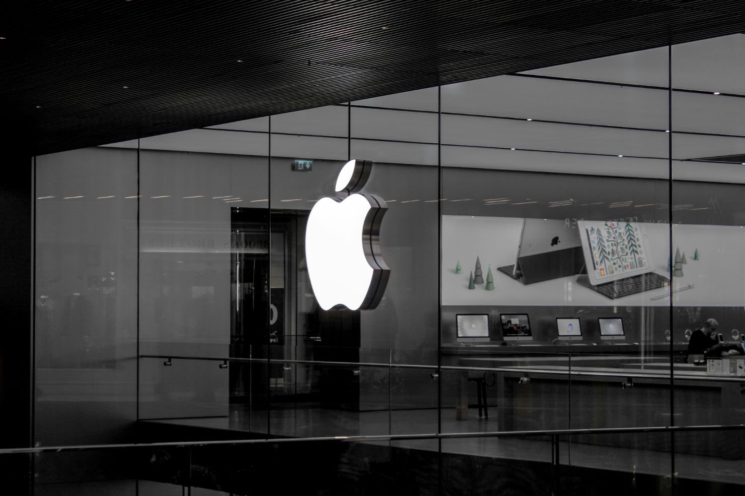 Apple confirma falhas na tela do iPhone Duo e promete substituir aparelhos afetados