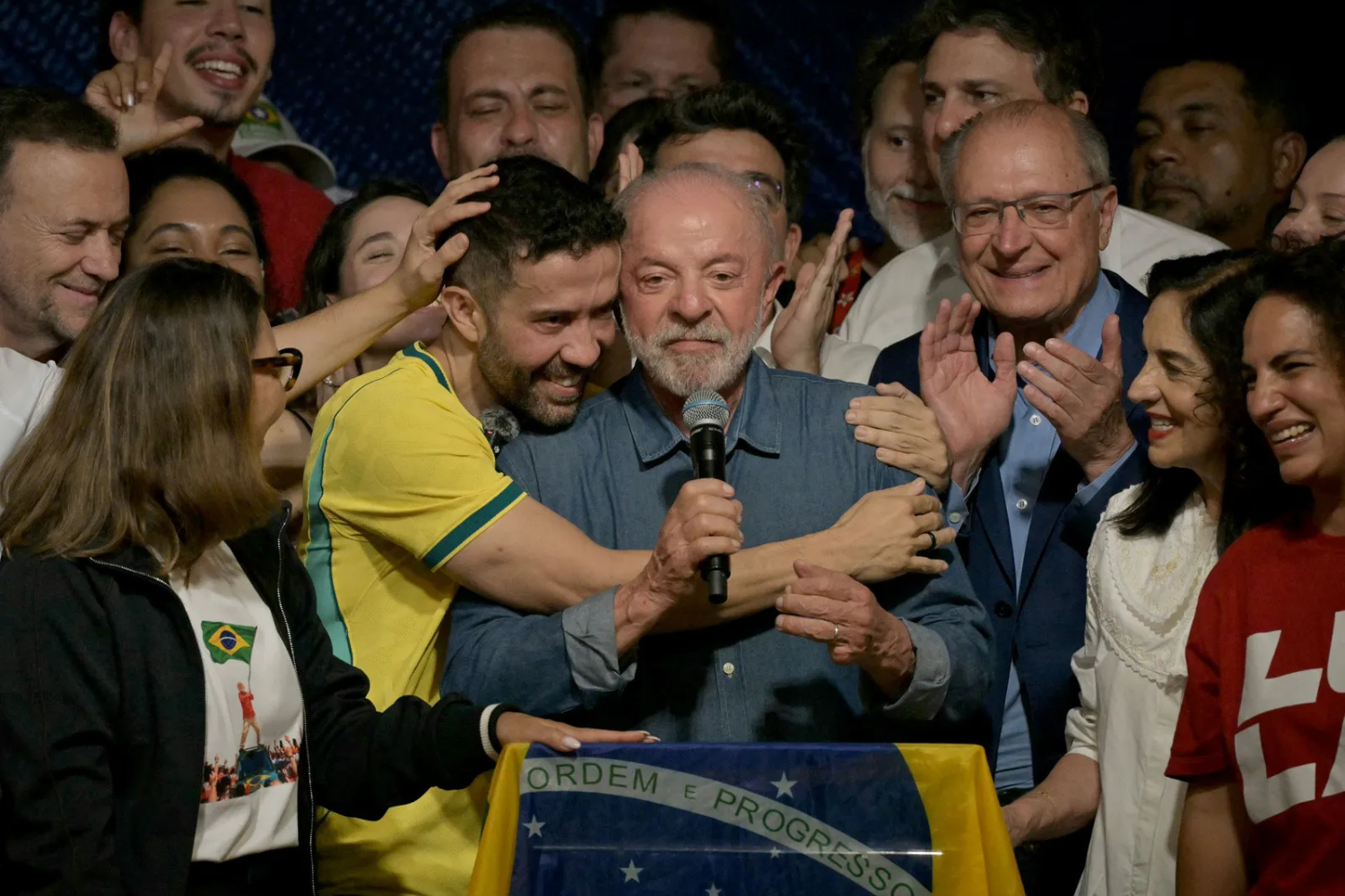Aliados de Flávio Bolsonaro culpam ChatGPT por carta em que senador se declarou presidente eleito