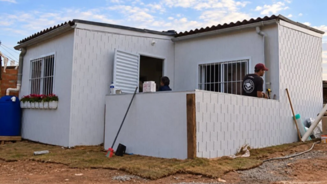 O projeto brasileiro que une reciclagem, energia solar e construção rápida em uma única casa