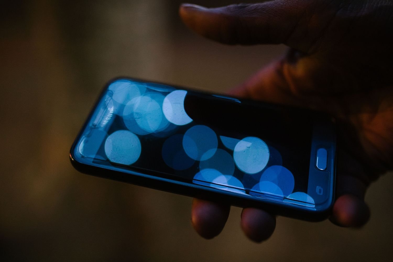 Celular antes de dormir pode atrapalhar o sono — e a luz azul é só parte da discussão 4 O ponto verde no celular pode ser o aviso mais importante sobre sua privacidade e muita gente ainda ignora isso