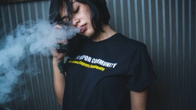 Quase metade dos jovens que usam vape diariamente consome altas doses de nicotina, revela estudo