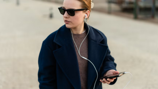 Fones com fio voltam à moda — e a nostalgia explica apenas parte disso