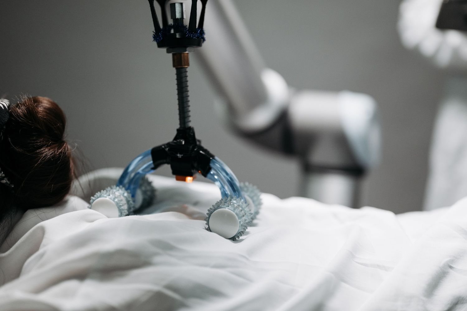 IA da Microsoft supera médicos em teste de diagnóstico — mas os números exigem contexto 3 Robô consegue costurar um grão de milho e revela uma tecnologia que pode transformar a medicina