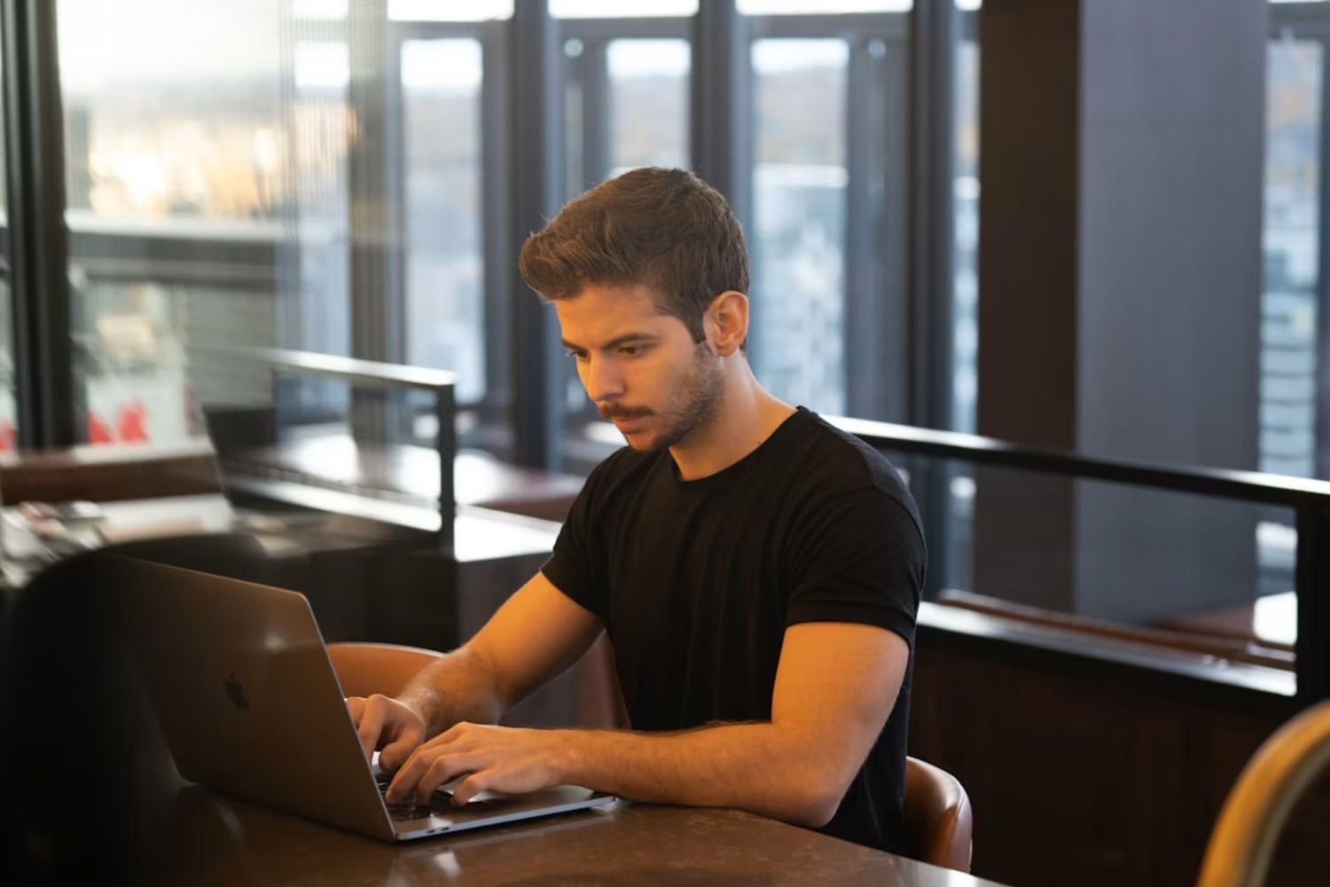 IA e emprego: por que as empresas buscam produtividade antes de substituir trabalhadores 4 Pesquisa revela crescimento do acesso a conteúdo pornô em dispositivos de trabalho