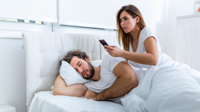Um “like” pode doer mais que um beijo: redes sociais estão mudando os limites da infidelidade
